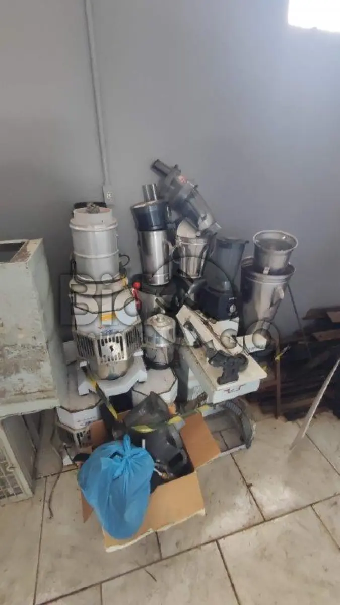 LOTE 001 - Linha Branca: Geladeiras, Freezers, Bebedouros, Máquinas de lavar roupas, Secadoras, Micro-ondas, Batedeiras e Liquidificadores diversos domésticos e industriais, Cafeteiras, Espremedores de frutas.