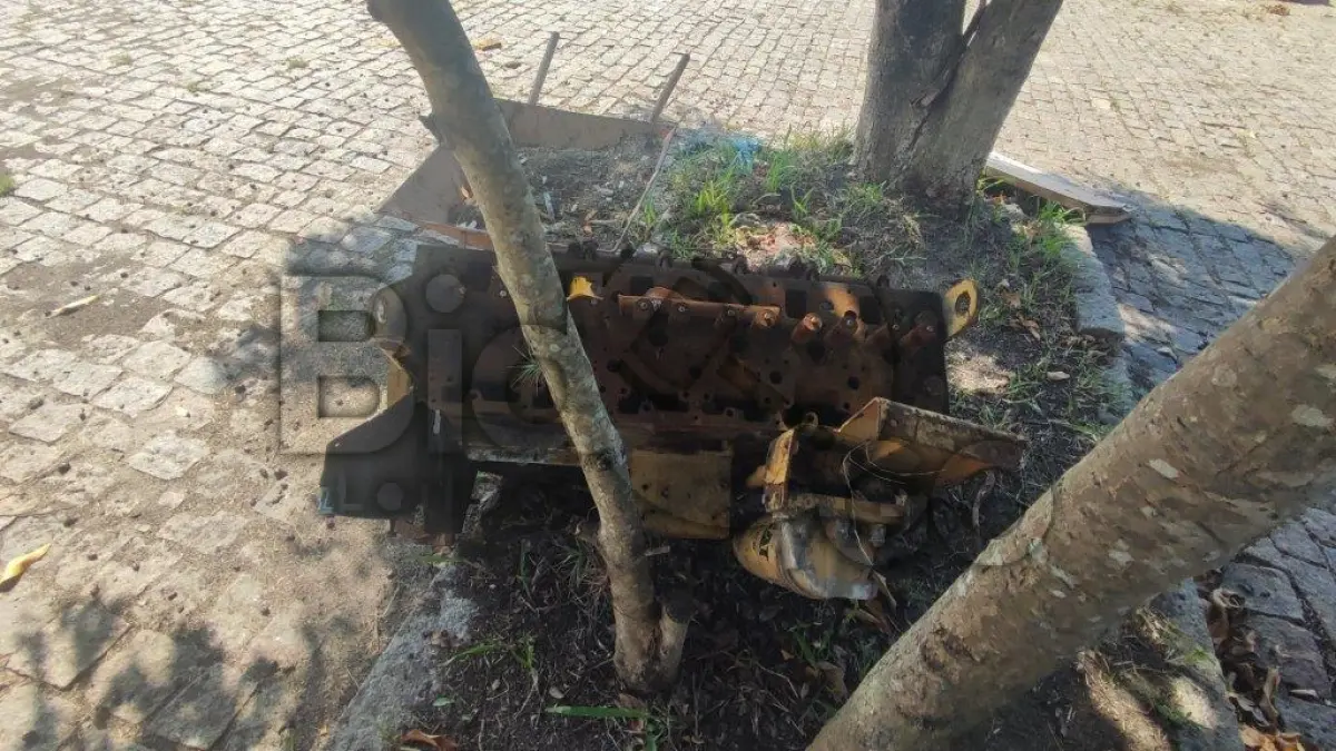 LOTE 010 - Motores no estado de conservação em que se encontram, sem origem:, Motor VW de Kombi 1600cc, Motor FIAT Fire Flex 1000cc, Motor MWM 6 cilindros, Motor 6 cilindros (Maq. CAT).