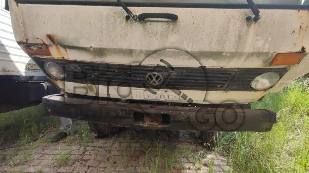 LOTE 024 - CAMINHÃO VW 6.80 - Carroceria, Placa: IHT-5012, Ano/Modelo: 1982/1982, Renavam: 578111845, Chassi: V003315 - C/ motor.