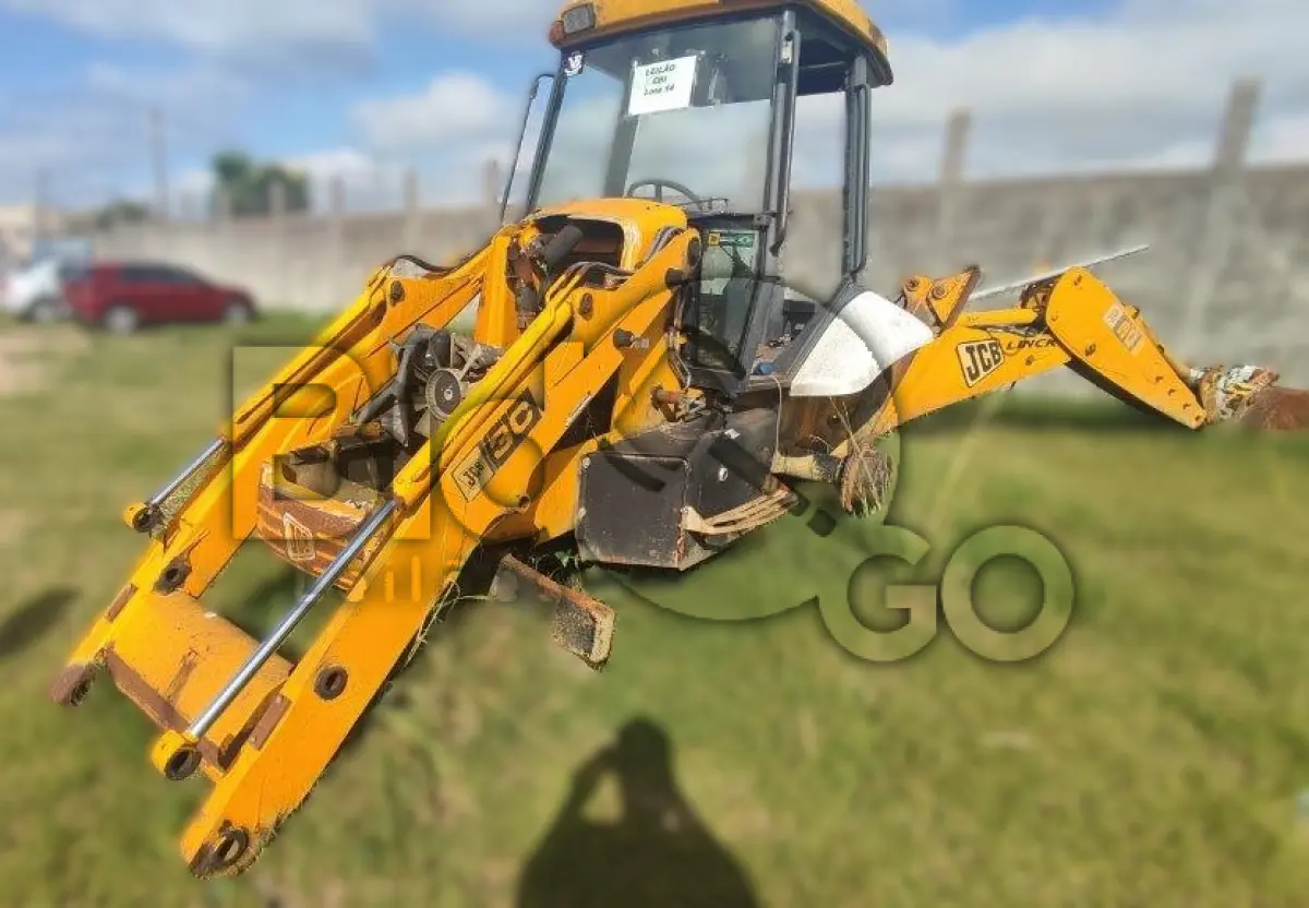 LOTE 014 - JCB Retroescavadeira-MO JCB214E, Placa: IOA0589, Ano/Modelo: 2007/2007, Renavam: 564573817, Motor Desmontado Sem Número.