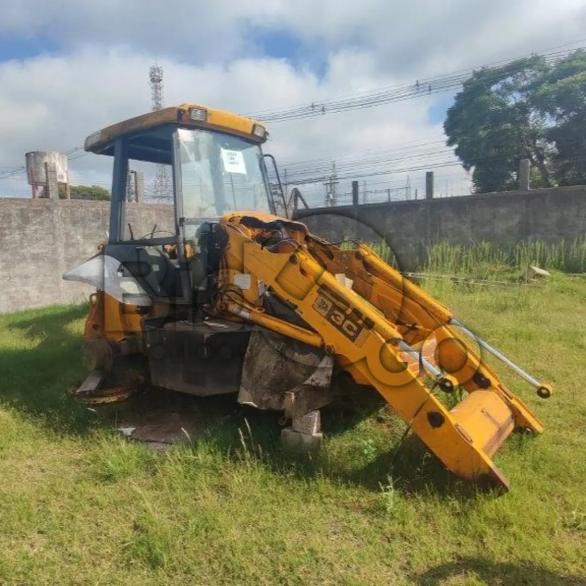 LOTE 014 - JCB Retroescavadeira-MO JCB214E, Placa: IOA0589, Ano/Modelo: 2007/2007, Renavam: 564573817, Motor Desmontado Sem Número.