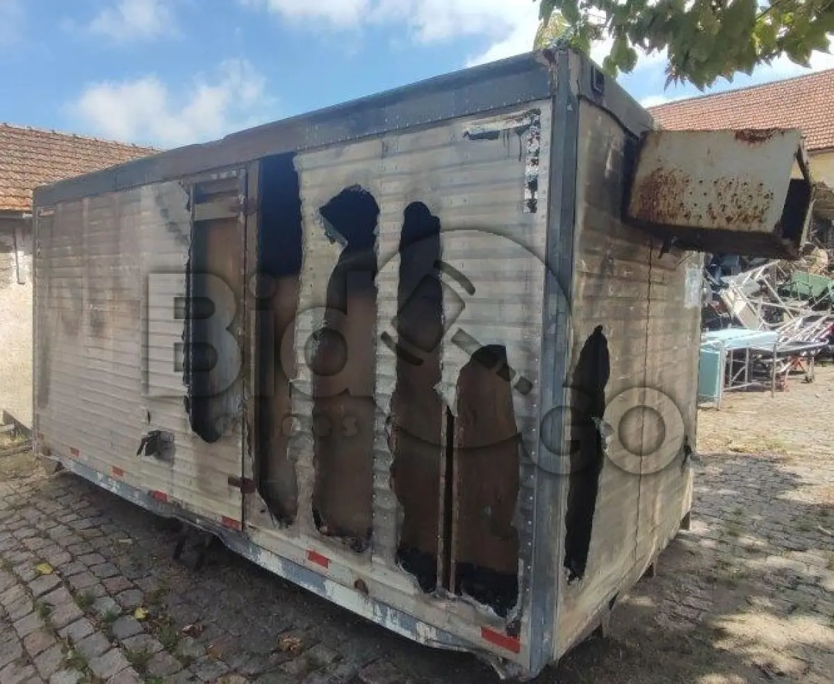 LOTE 009 - Baú de caminhão frigorífico incendiado, Plataforma antiga de metal para elevação de cesto.
