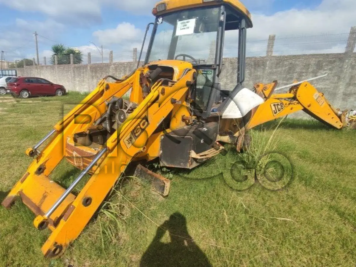 LOTE 014 - JCB Retroescavadeira-MO JCB214E, Placa: IOA0589, Ano/Modelo: 2007/2007, Renavam: 564573817, Motor Desmontado Sem Número.