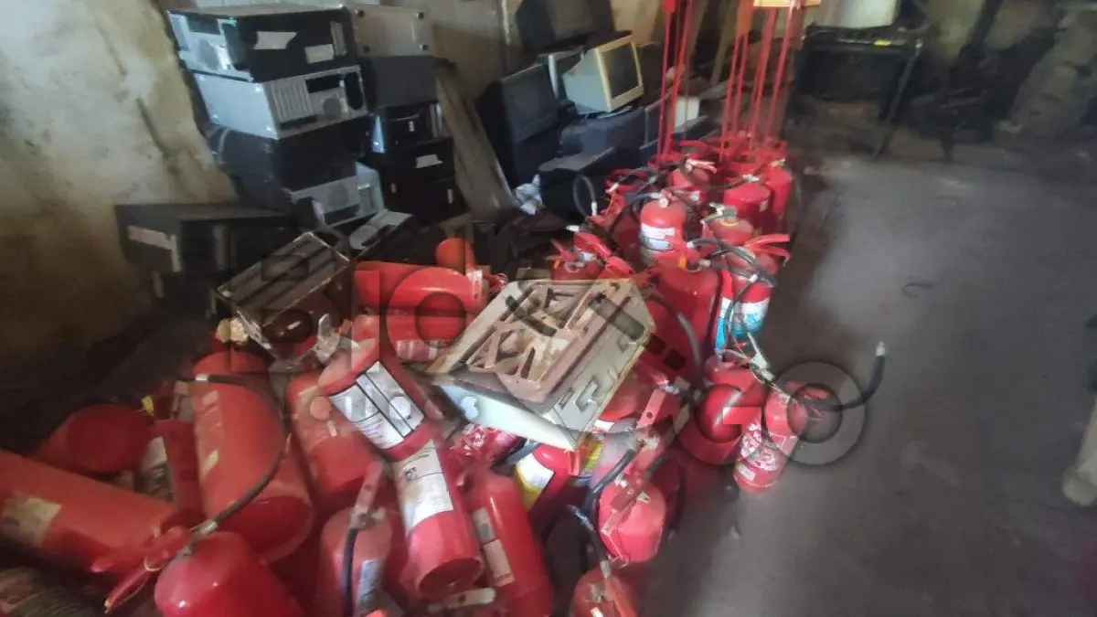 LOTE 007 - Arquivos de aço, prateleiras de metal, armários(racks) de informática, extintores, fogões industriais, ventiladores e outros.