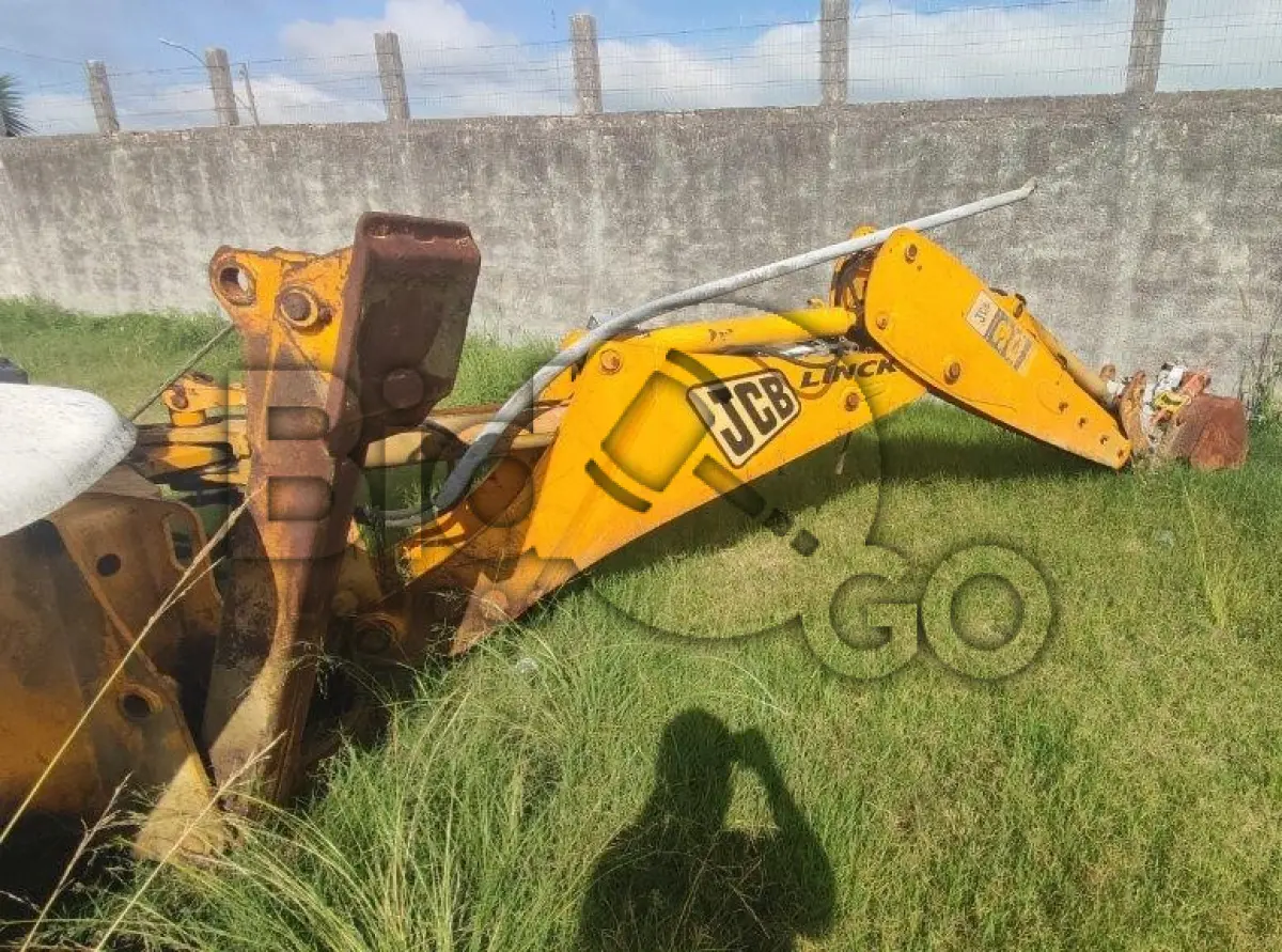 LOTE 014 - JCB Retroescavadeira-MO JCB214E, Placa: IOA0589, Ano/Modelo: 2007/2007, Renavam: 564573817, Motor Desmontado Sem Número.