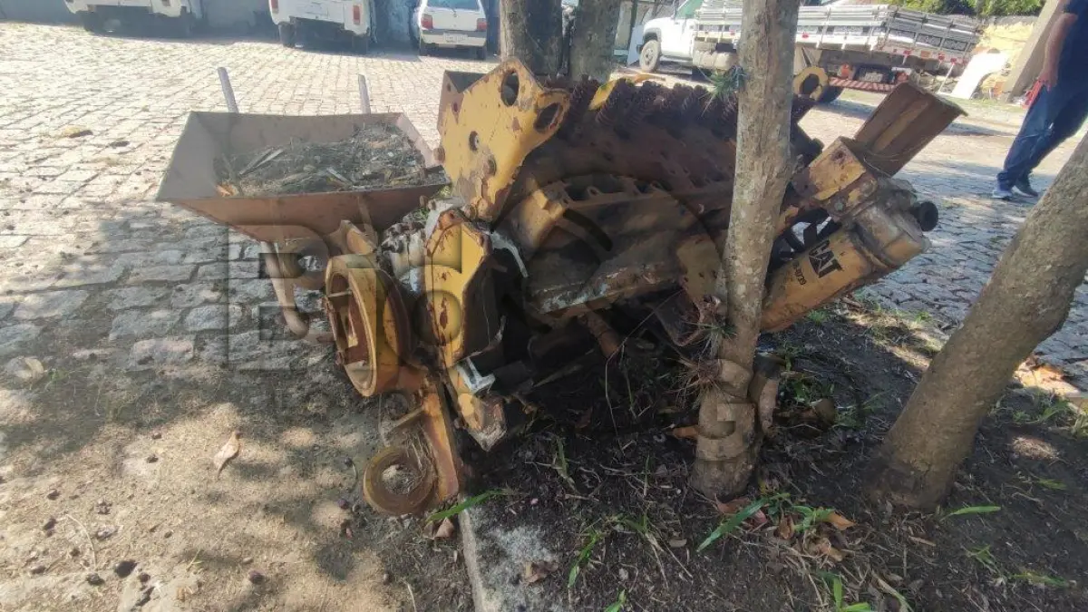 LOTE 010 - Motores no estado de conservação em que se encontram, sem origem:, Motor VW de Kombi 1600cc, Motor FIAT Fire Flex 1000cc, Motor MWM 6 cilindros, Motor 6 cilindros (Maq. CAT).