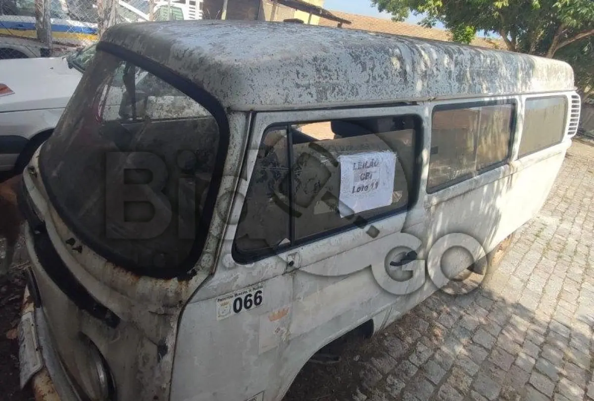 LOTE 011 - VW Kombi, Placa: IKM3567, Ano/Modelo: 2001/2002, Renavam: 775441090, C/ motor desmontado.