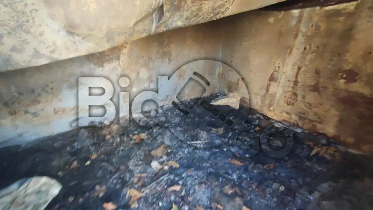 LOTE 009 - Baú de caminhão frigorífico incendiado, Plataforma antiga de metal para elevação de cesto.