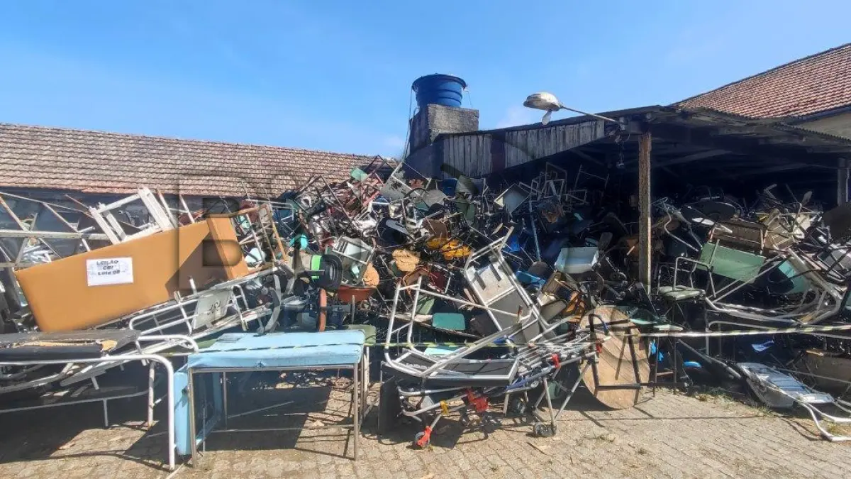 LOTE 008 - Cadeiras; Cadeiras giratórias, Bancos longarina, Classes escolares, Mesas, Fogões a gás Camas hospitalares, macas, armários de ferro tipo consultório e ferragens em geral.