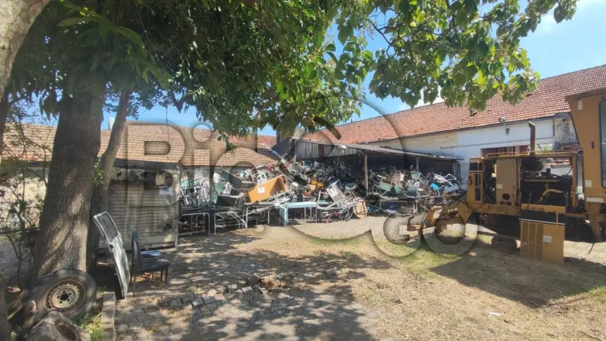 LOTE 008 - Cadeiras; Cadeiras giratórias, Bancos longarina, Classes escolares, Mesas, Fogões a gás Camas hospitalares, macas, armários de ferro tipo consultório e ferragens em geral.