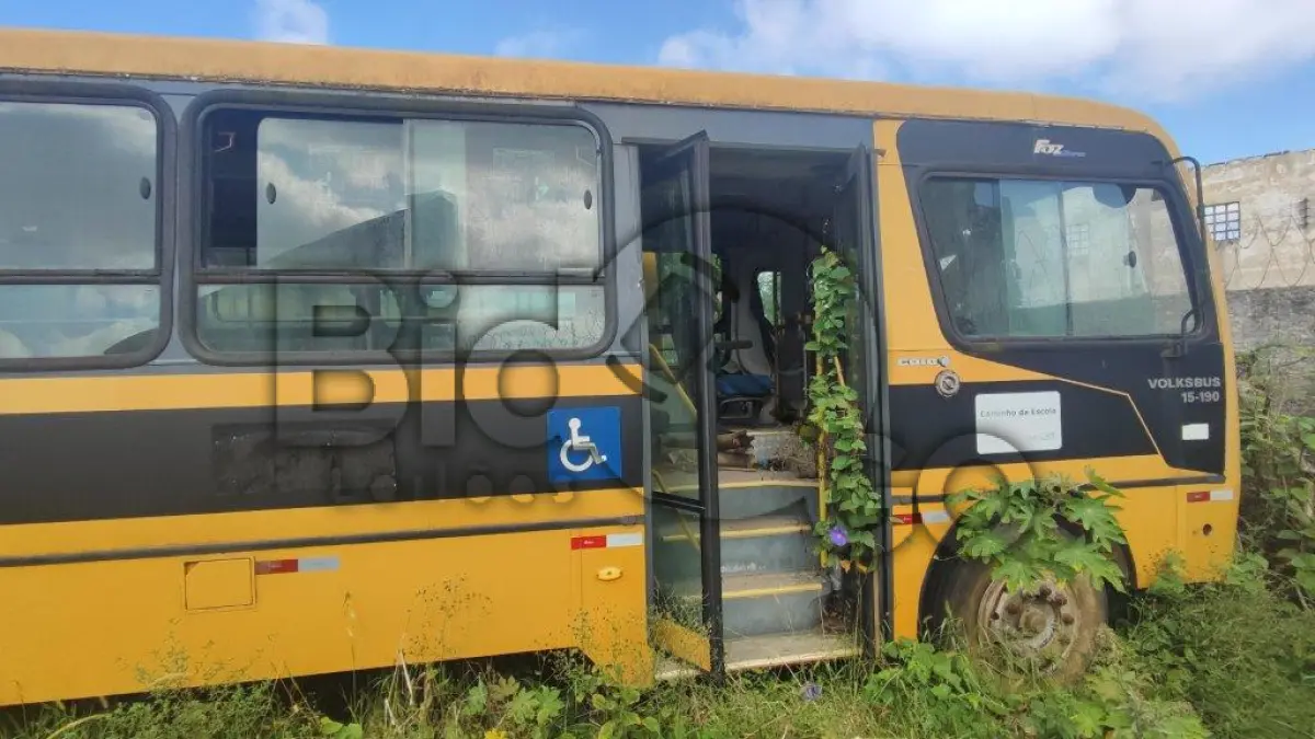 LOTE 025 - ONIBUS VW 15.190 - Placa: IRS-7671, Ano/Modelo: 2011/2011, Renavam: 307397319, Chassi: 9532882W7BR135374 - C/ motor - S/ caixa de câmbio.