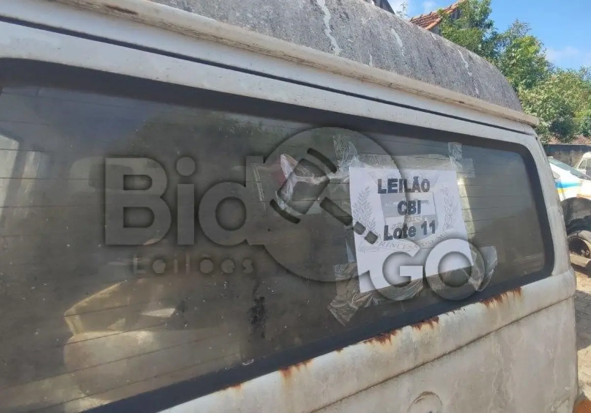 LOTE 011 - VW Kombi, Placa: IKM3567, Ano/Modelo: 2001/2002, Renavam: 775441090, C/ motor desmontado.
