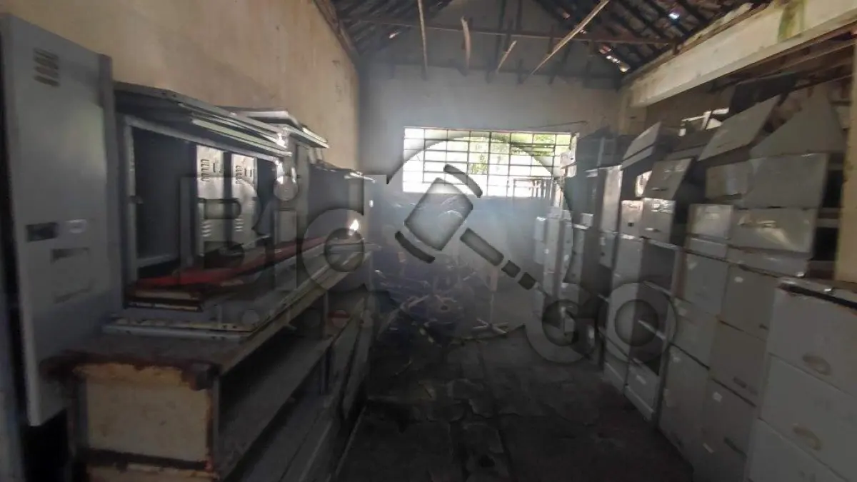 LOTE 007 - Arquivos de aço, prateleiras de metal, armários(racks) de informática, extintores, fogões industriais, ventiladores e outros.
