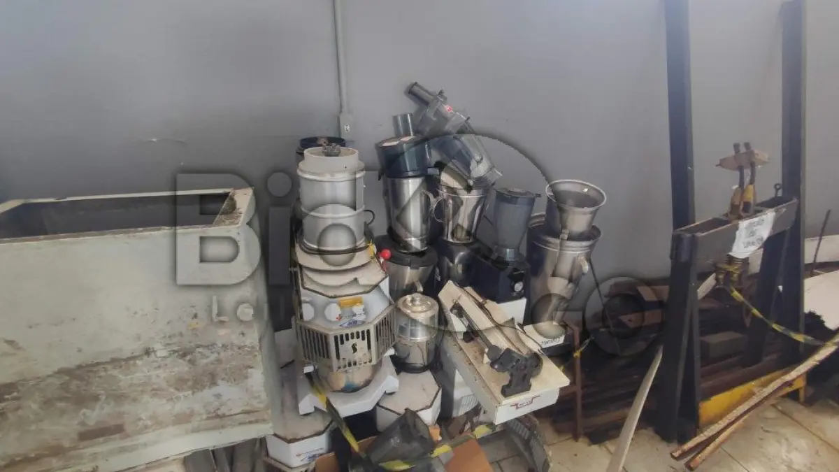 LOTE 001 - Linha Branca: Geladeiras, Freezers, Bebedouros, Máquinas de lavar roupas, Secadoras, Micro-ondas, Batedeiras e Liquidificadores diversos domésticos e industriais, Cafeteiras, Espremedores de frutas.