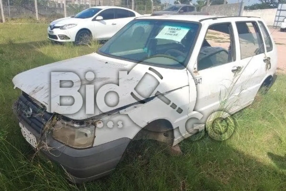 LOTE 015 - FIAT Uno Mille Fire Flex, Placa: INB1213, Ano/Placa: 2006/2006, Renavam: 881610747,C/ motor aberto.