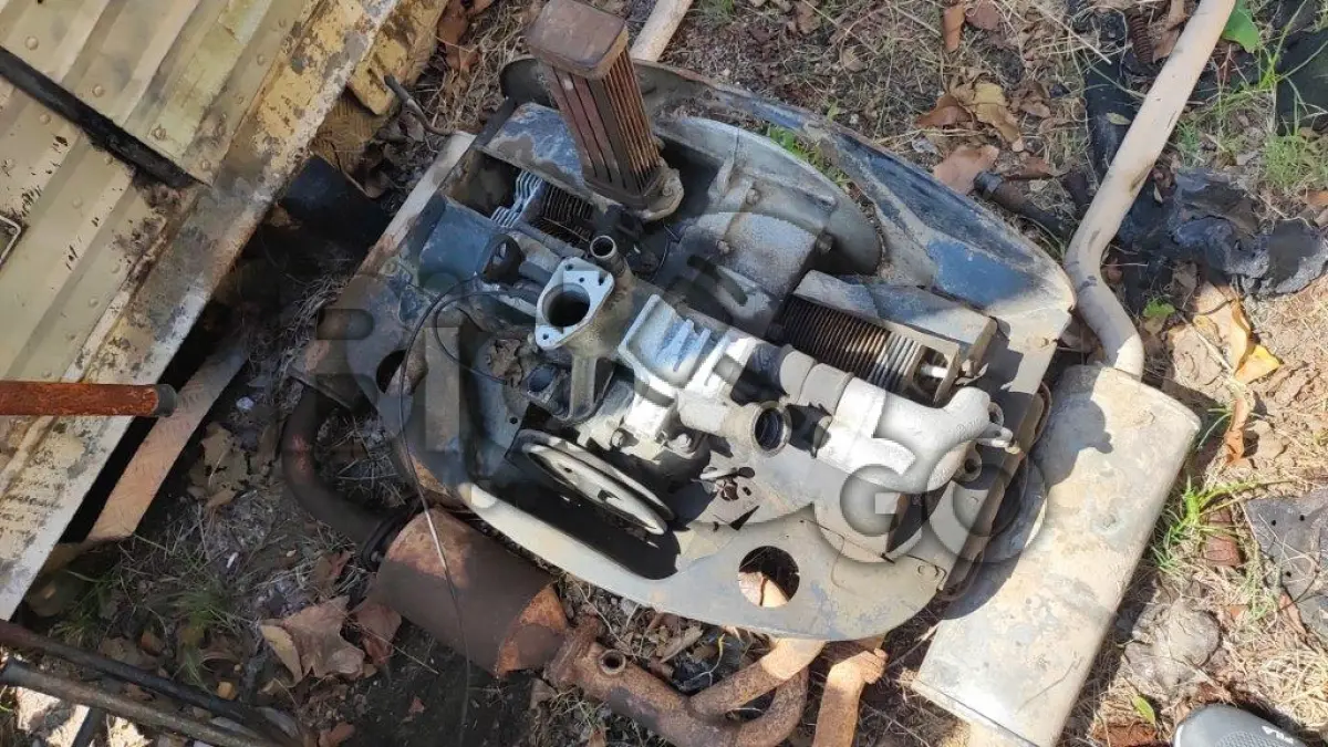 LOTE 010 - Motores no estado de conservação em que se encontram, sem origem:, Motor VW de Kombi 1600cc, Motor FIAT Fire Flex 1000cc, Motor MWM 6 cilindros, Motor 6 cilindros (Maq. CAT).