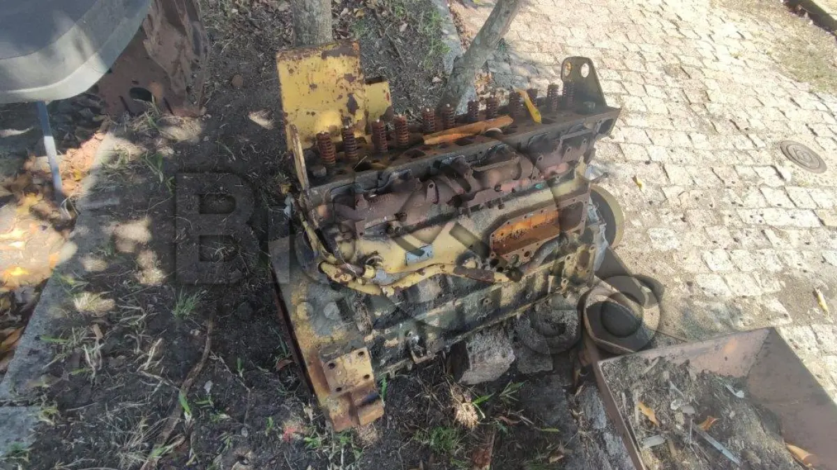 LOTE 010 - Motores no estado de conservação em que se encontram, sem origem:, Motor VW de Kombi 1600cc, Motor FIAT Fire Flex 1000cc, Motor MWM 6 cilindros, Motor 6 cilindros (Maq. CAT).