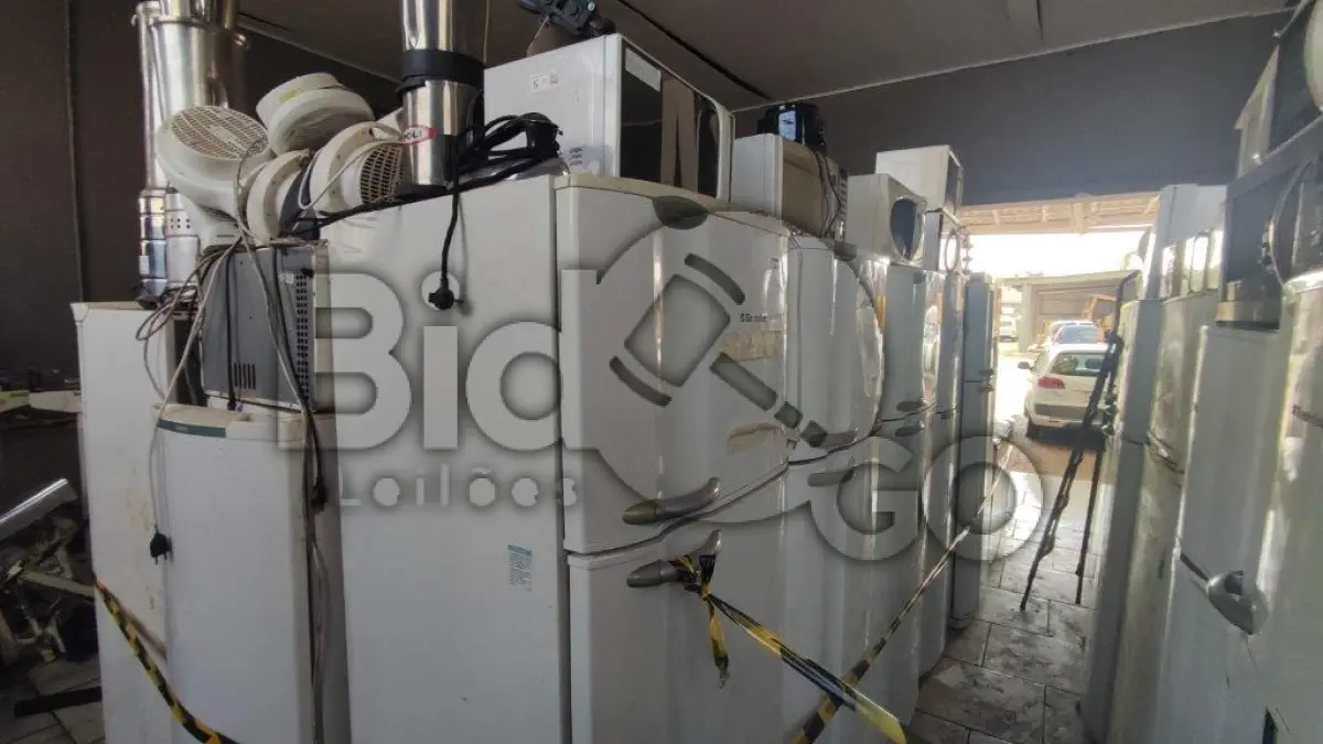 LOTE 001 - Linha Branca: Geladeiras, Freezers, Bebedouros, Máquinas de lavar roupas, Secadoras, Micro-ondas, Batedeiras e Liquidificadores diversos domésticos e industriais, Cafeteiras, Espremedores de frutas.