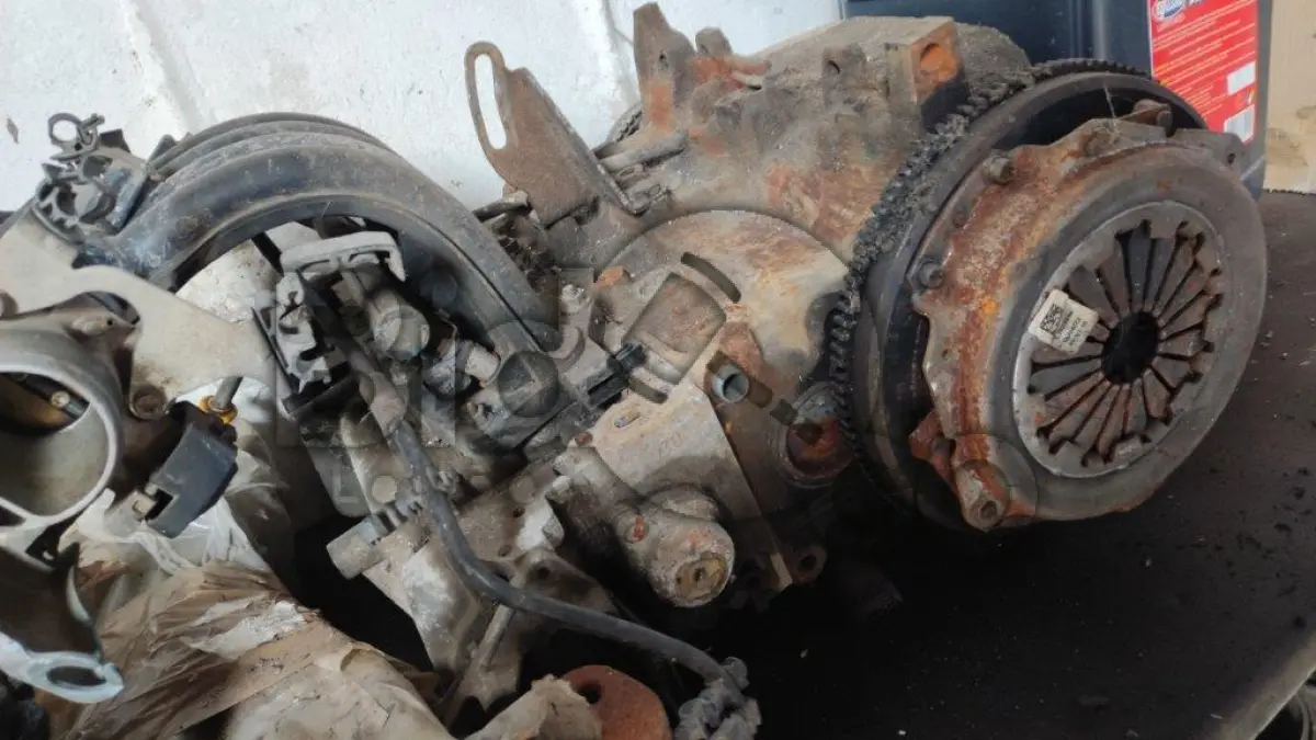 LOTE 010 - Motores no estado de conservação em que se encontram, sem origem:, Motor VW de Kombi 1600cc, Motor FIAT Fire Flex 1000cc, Motor MWM 6 cilindros, Motor 6 cilindros (Maq. CAT).