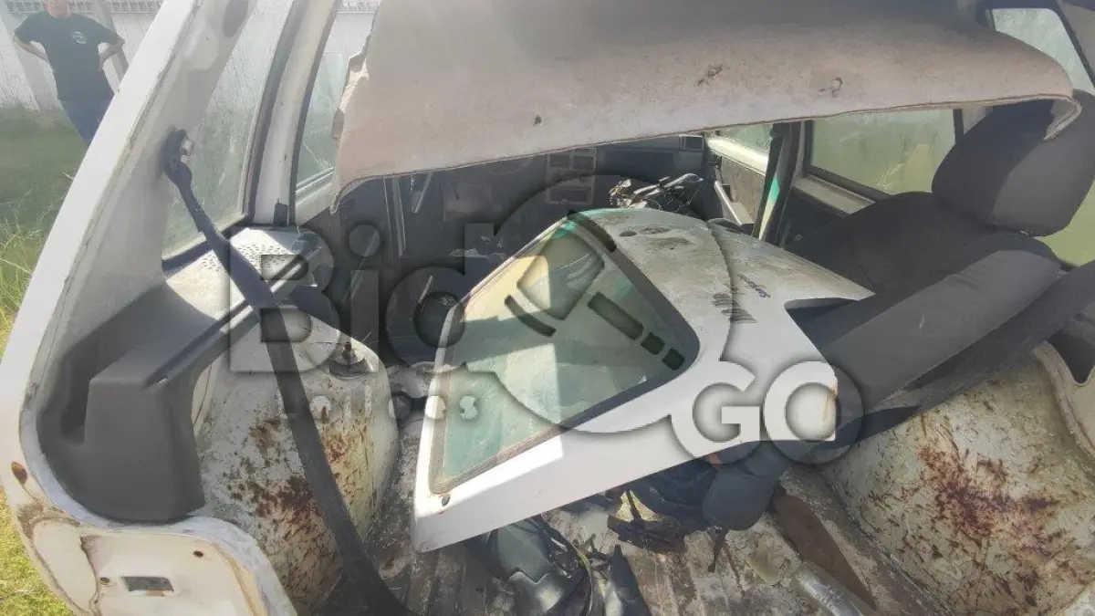 LOTE 015 - FIAT Uno Mille Fire Flex, Placa: INB1213, Ano/Placa: 2006/2006, Renavam: 881610747,C/ motor aberto.