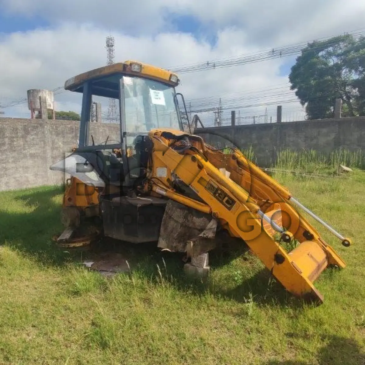 LOTE 014 - JCB Retroescavadeira-MO JCB214E, Placa: IOA0589, Ano/Modelo: 2007/2007, Renavam: 564573817, Motor Desmontado Sem Número.