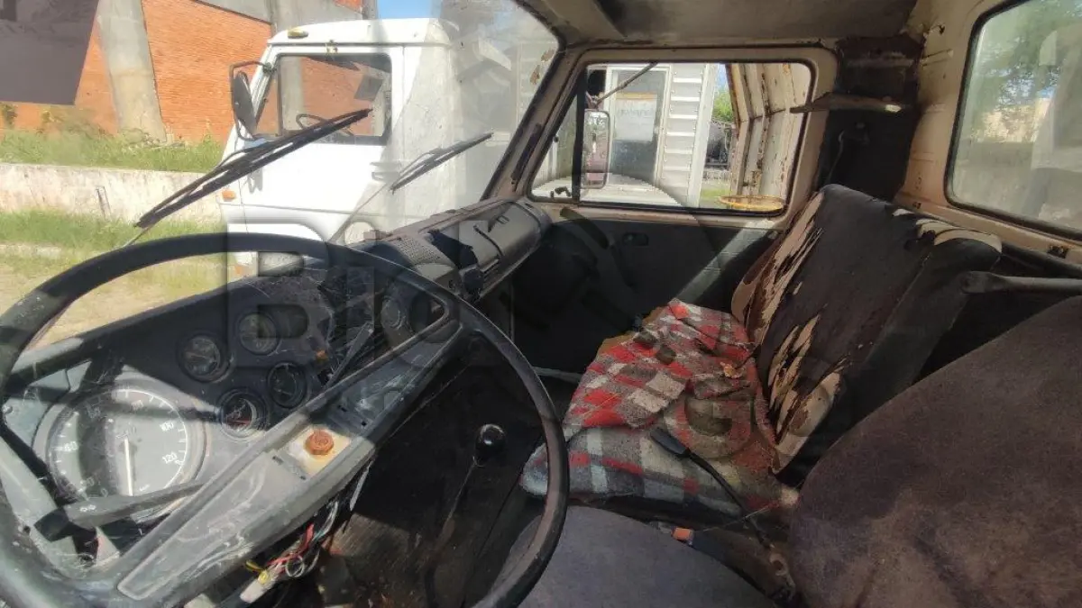 LOTE 024 - CAMINHÃO VW 6.80 - Carroceria, Placa: IHT-5012, Ano/Modelo: 1982/1982, Renavam: 578111845, Chassi: V003315 - C/ motor.