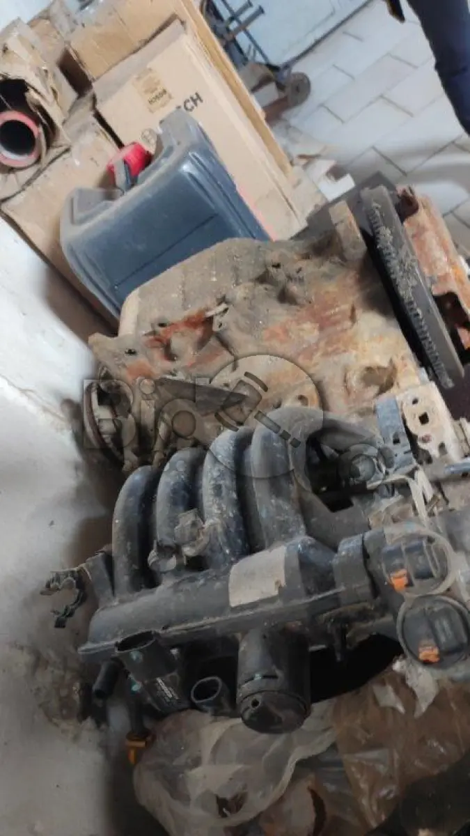 LOTE 010 - Motores no estado de conservação em que se encontram, sem origem:, Motor VW de Kombi 1600cc, Motor FIAT Fire Flex 1000cc, Motor MWM 6 cilindros, Motor 6 cilindros (Maq. CAT).
