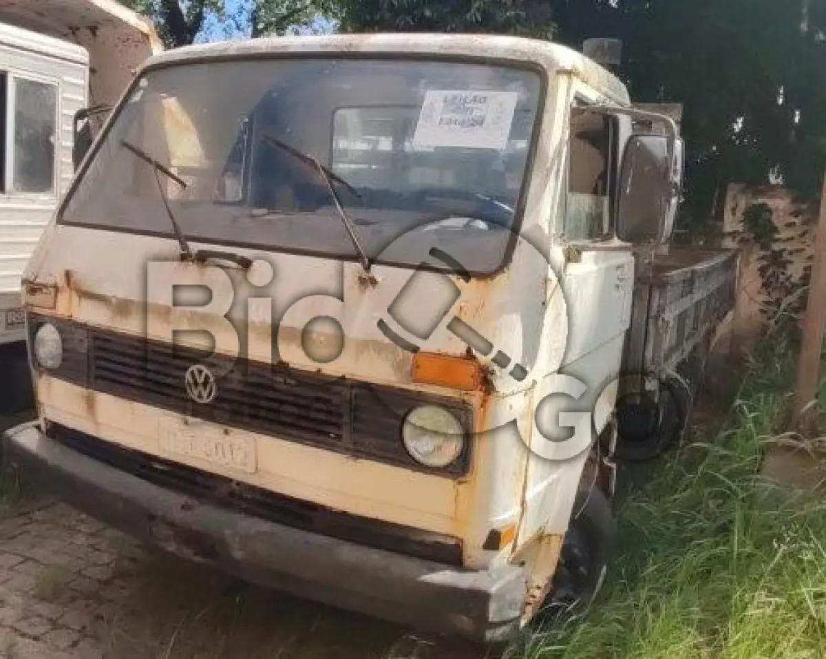LOTE 024 - CAMINHÃO VW 6.80 - Carroceria, Placa: IHT-5012, Ano/Modelo: 1982/1982, Renavam: 578111845, Chassi: V003315 - C/ motor.