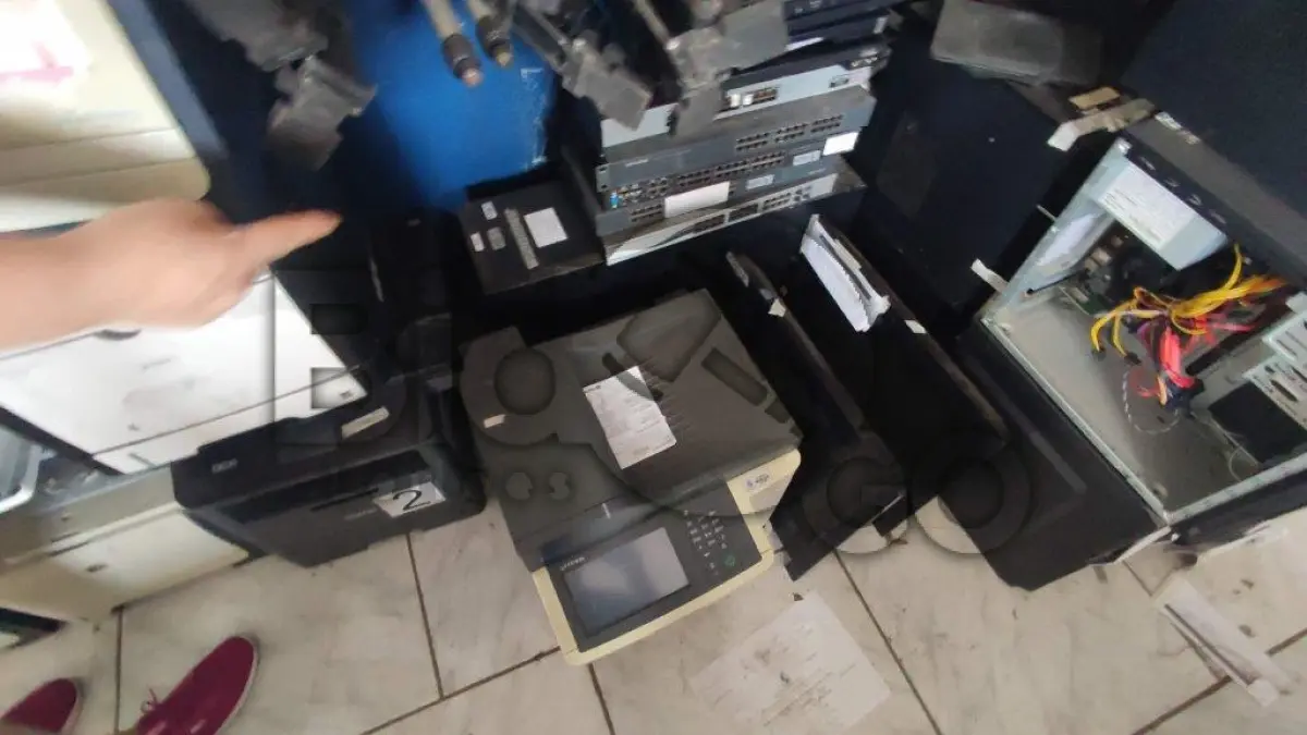 LOTE 003 - Eletrônicos diversos: Monitores LCD, Led e Tubulares; Impressoras, Copiadoras, Scanners; CPUs; Notebooks; Mouses; Teclados; Retroprojetores; Estabilizadores; Nobreaks; Câmeras fotográficas, Filmadoras; Componentes de Hardware (placas, fontes, cabos, HDs, fios); Televisores Tubulares, LCD e LED; Rádios, Aparelhos de som; Videocassetes diversos; DVDs diversos; Telefones com e sem fio; Mimeógrafos; Relógios Ponto diversos; Roteadores; Switches; Peças diversas de Hardware; Cabos diversos.