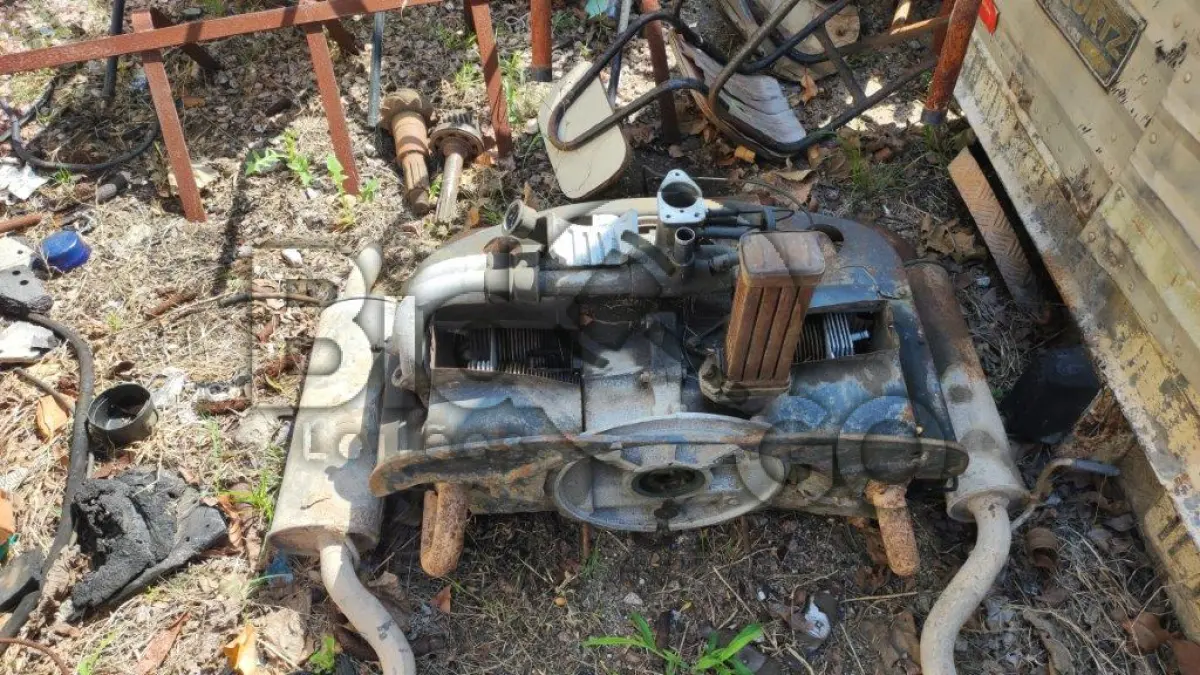 LOTE 010 - Motores no estado de conservação em que se encontram, sem origem:, Motor VW de Kombi 1600cc, Motor FIAT Fire Flex 1000cc, Motor MWM 6 cilindros, Motor 6 cilindros (Maq. CAT).