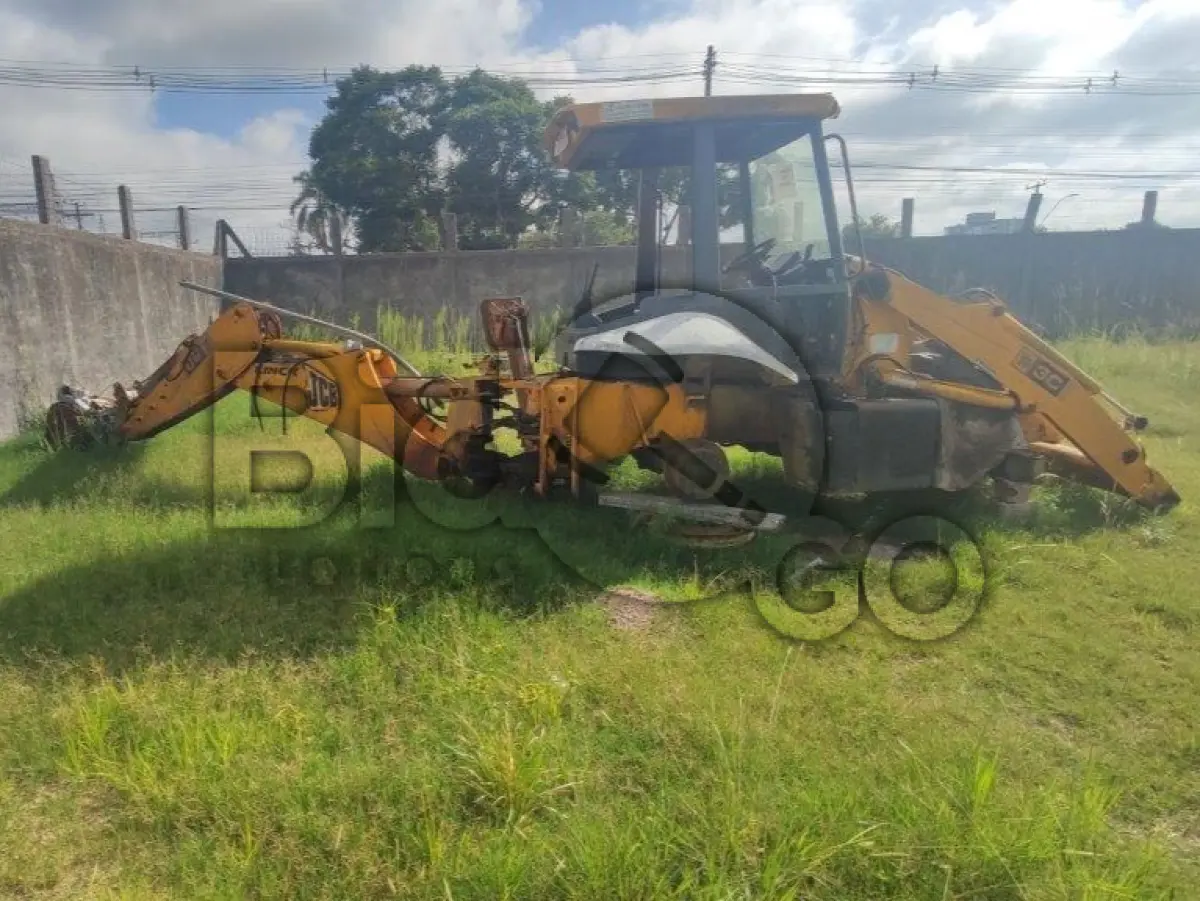 LOTE 014 - JCB Retroescavadeira-MO JCB214E, Placa: IOA0589, Ano/Modelo: 2007/2007, Renavam: 564573817, Motor Desmontado Sem Número.
