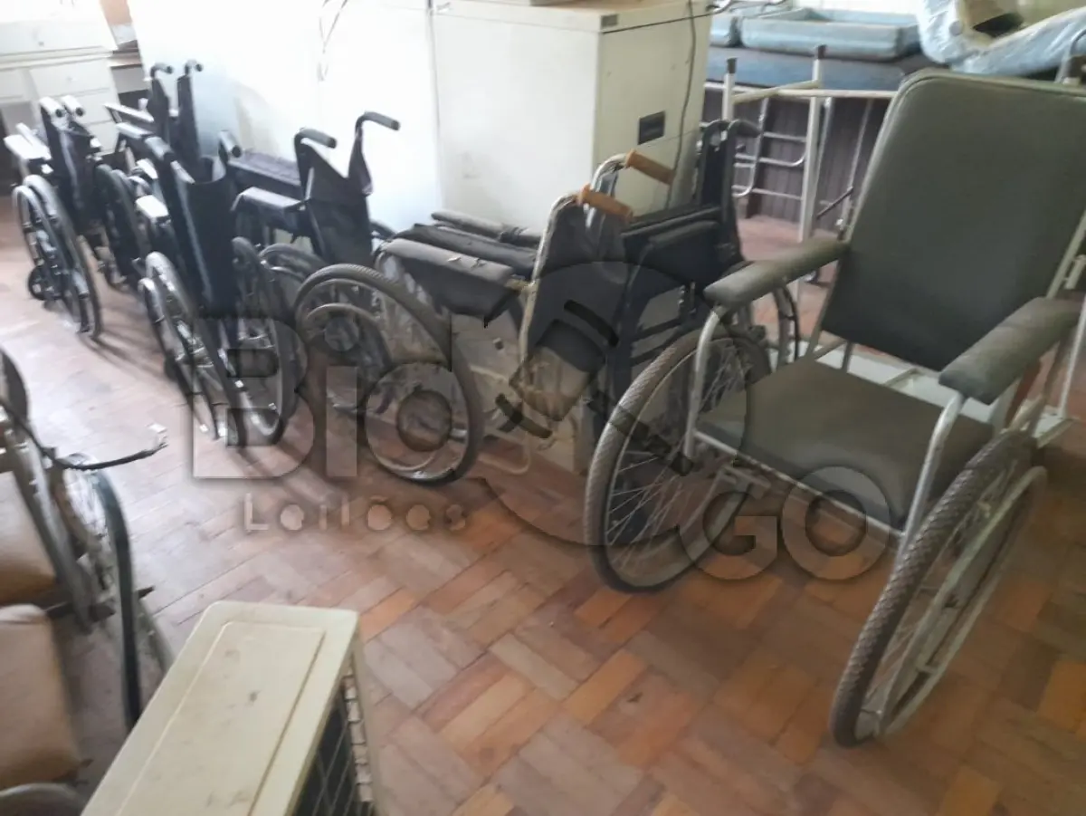 LOTE 014 - Sucatas de itens hospitalares diversos (cadeiras de rodas, macas/camas, balcões), Lote único em situação de sucata