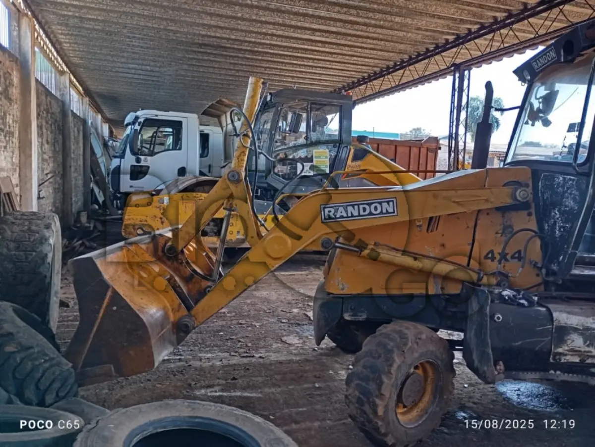 LOTE 002 - Máquina pesada Retroescavadeira Randon 4x4 RK 406 PAC ANO 2013, Está em condições péssimas e não está em uso
