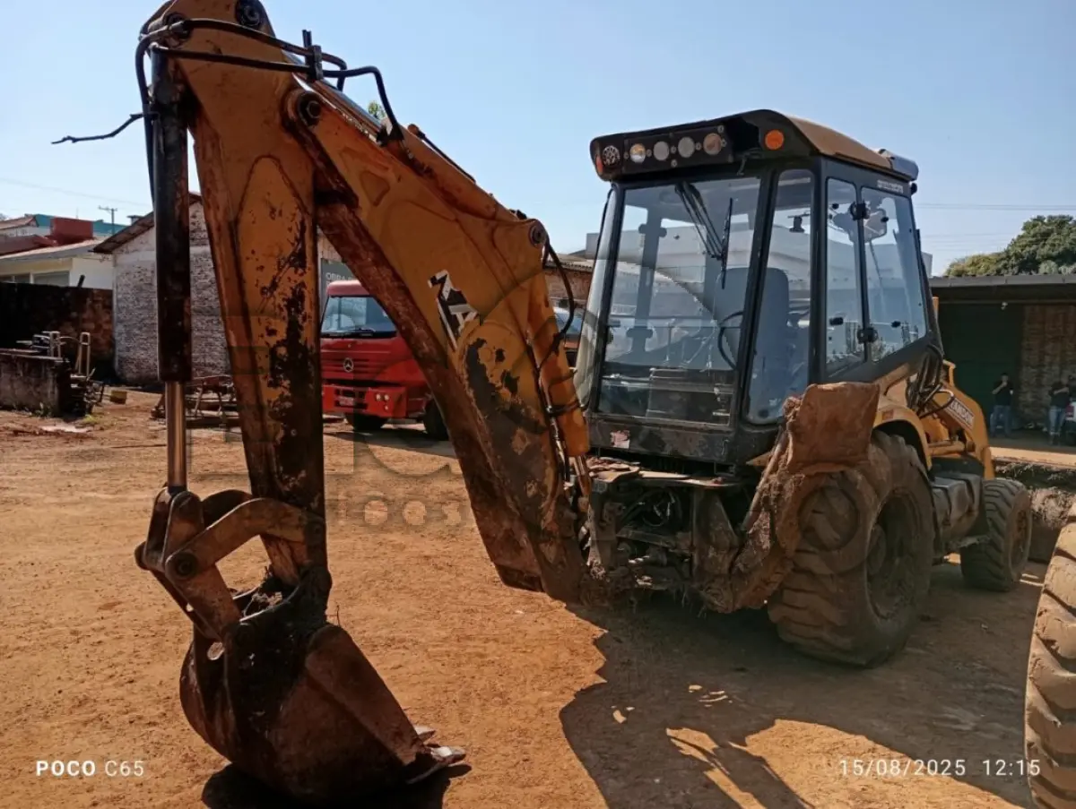 LOTE 003 - Máquina pesada Retroescavadeira Randon 4x4 RD 406 Nº 01 GABINADA ANO 2015, Está em condições regular e em uso