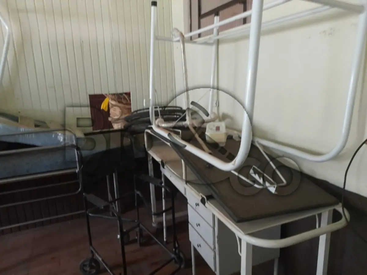 LOTE 014 - Sucatas de itens hospitalares diversos (cadeiras de rodas, macas/camas, balcões), Lote único em situação de sucata