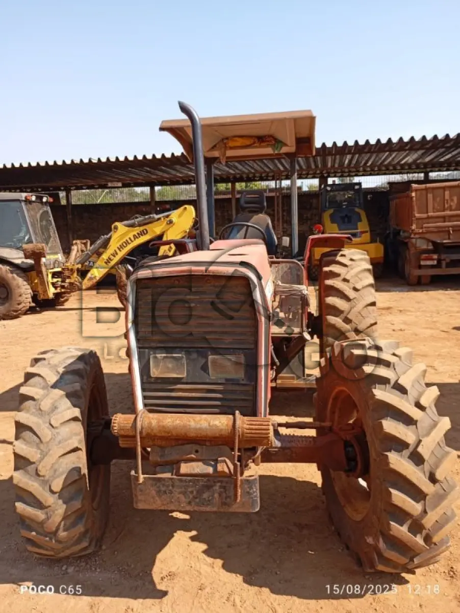 LOTE 004 - TratorMassey Ferguson 283, ano 2002, Está em condições regular e em uso