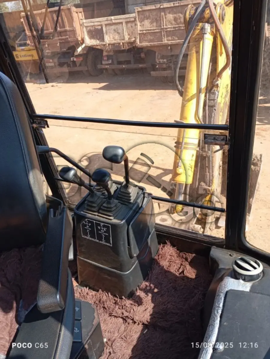 LOTE 003 - Máquina pesada Retroescavadeira Randon 4x4 RD 406 Nº 01 GABINADA ANO 2015, Está em condições regular e em uso