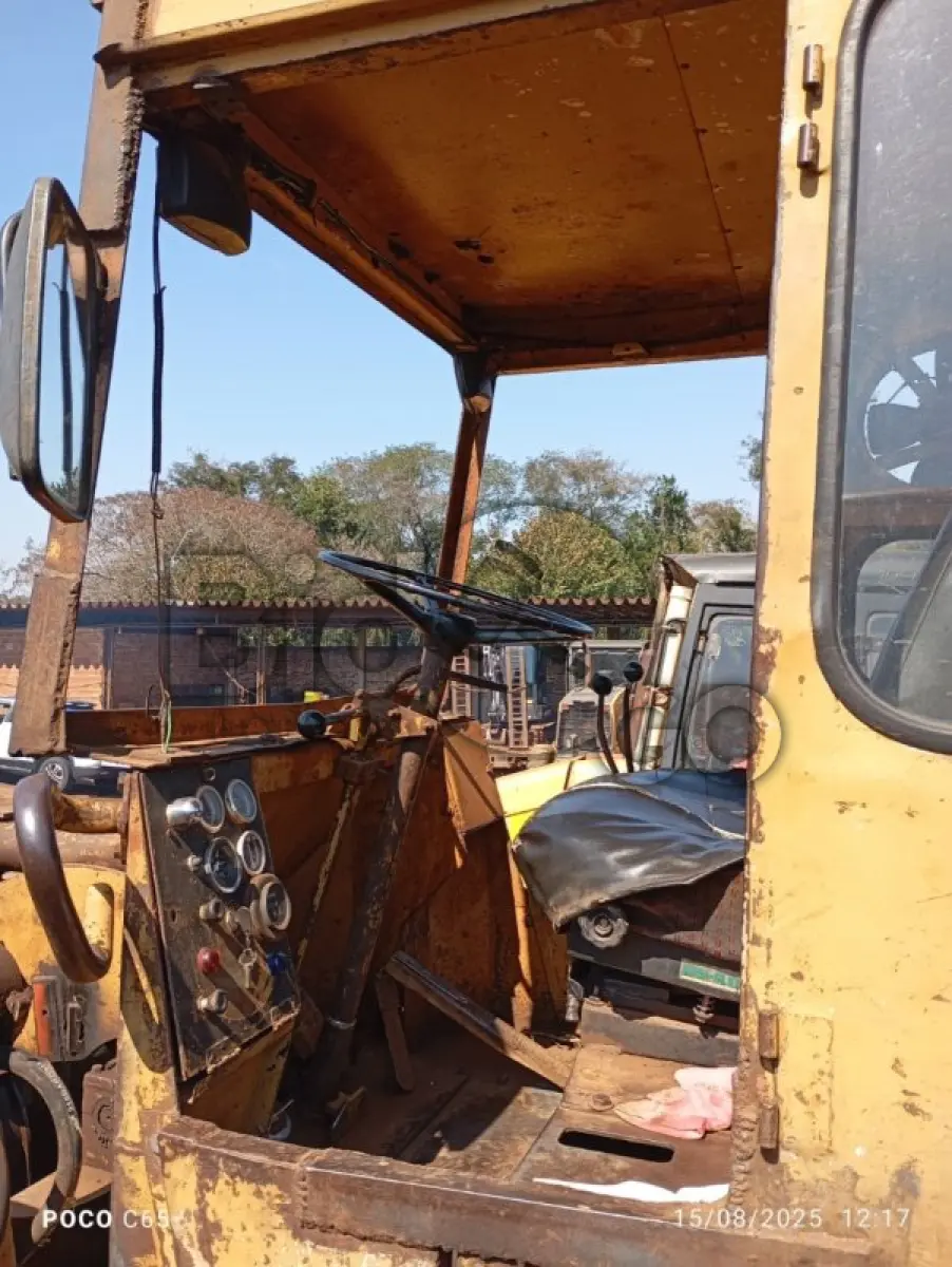 LOTE 005 - Máquina pesada Pá-carregadeira Michegan 55, sem ano identificado, Está em condições regular e em uso.
