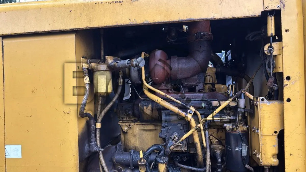LOTE 003 - MOTONIVELADORA MARCA CATERPILLAR 120 G MOT 0001 COR AMARELA ANO 1993 