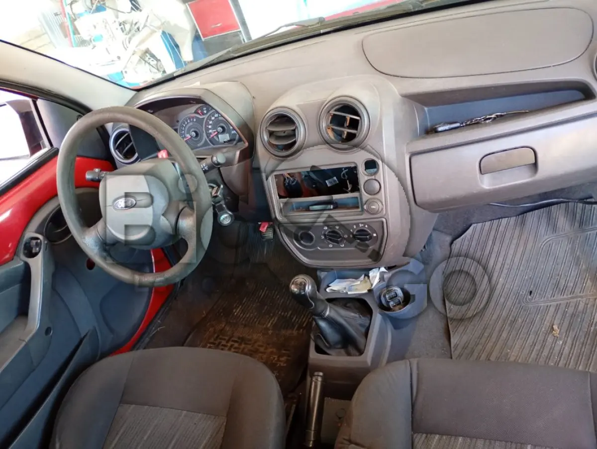 LOTE 008 - Composto por uma Máquina de Costura Traveti com motor eletrônico.
