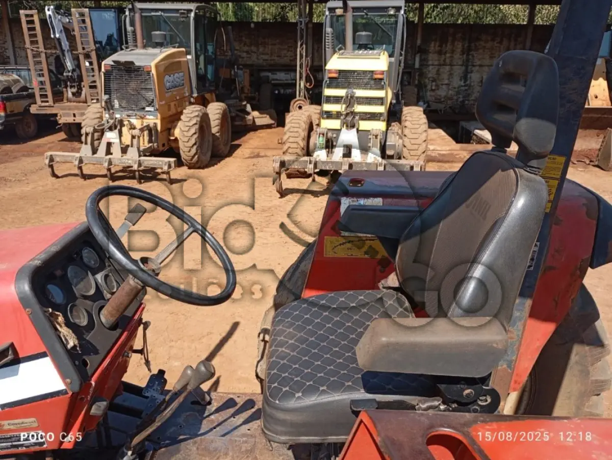 LOTE 004 - TratorMassey Ferguson 283, ano 2002, Está em condições regular e em uso