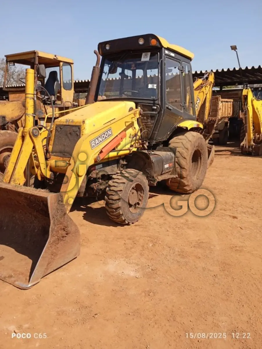 LOTE 003 - Máquina pesada Retroescavadeira Randon 4x4 RD 406 Nº 01 GABINADA ANO 2015, Está em condições regular e em uso