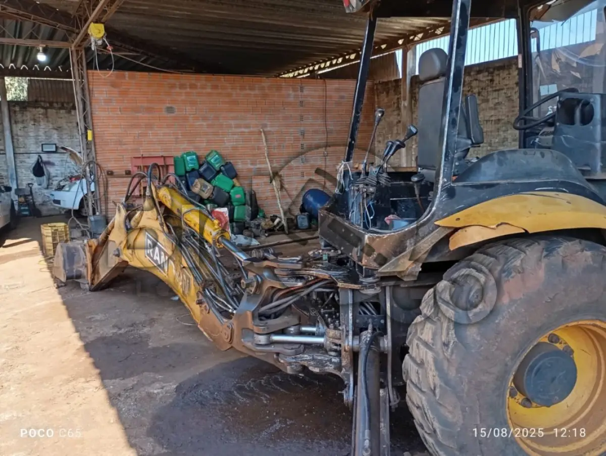 LOTE 002 - Máquina pesada Retroescavadeira Randon 4x4 RK 406 PAC ANO 2013, Está em condições péssimas e não está em uso