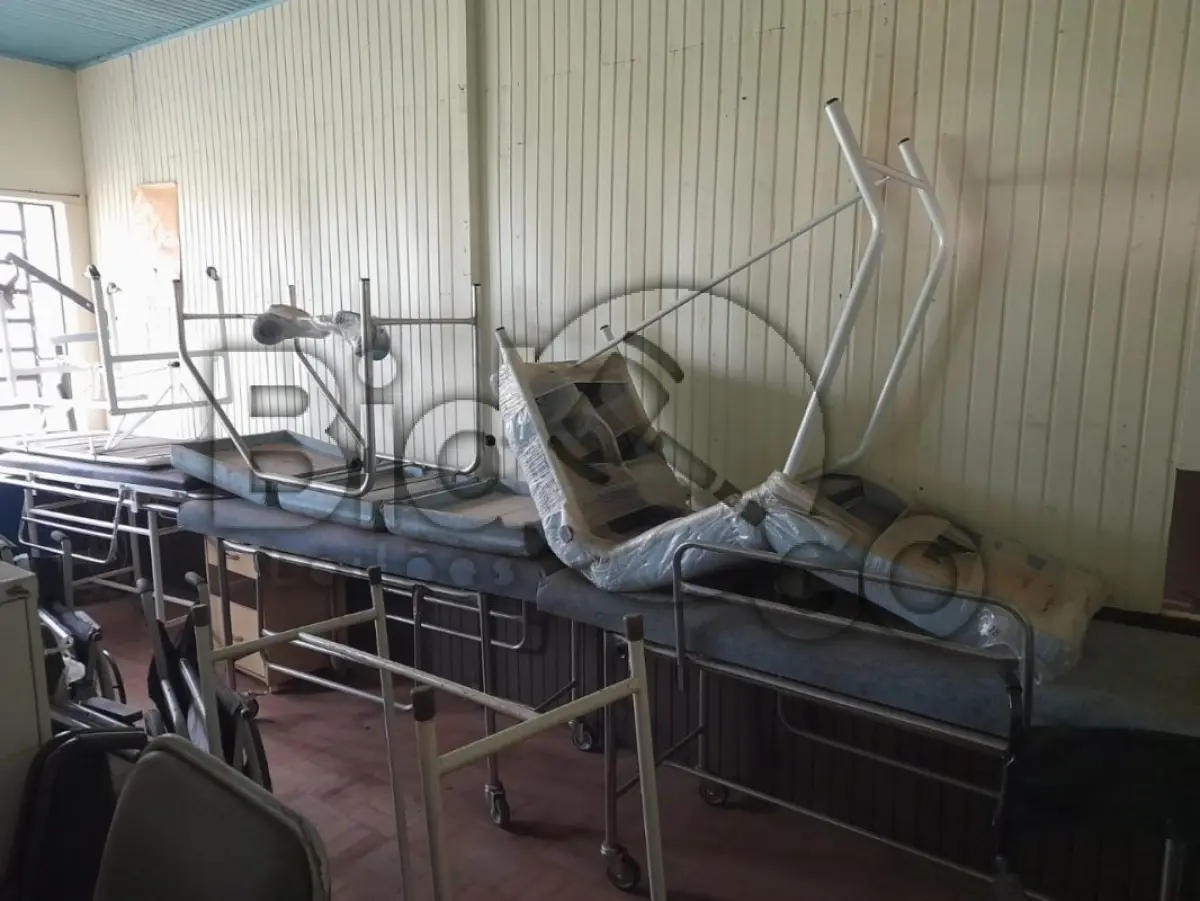 LOTE 014 - Sucatas de itens hospitalares diversos (cadeiras de rodas, macas/camas, balcões), Lote único em situação de sucata