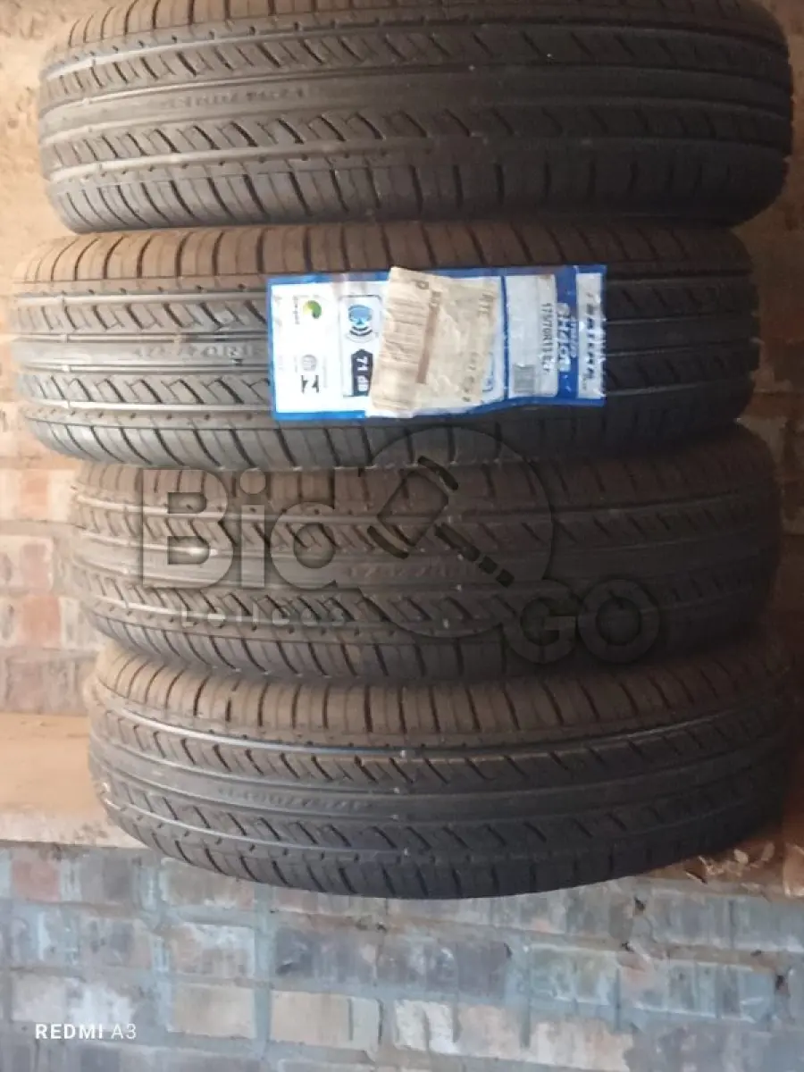 LOTE 012 - Pneus novos 175/70 R13, quatro unidades, Lote em condições de uso