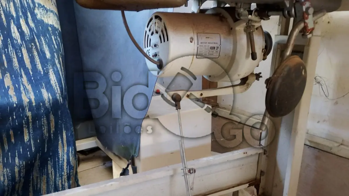 LOTE 003 - Composto por uma máquina plana e uma máquina de mesa.
