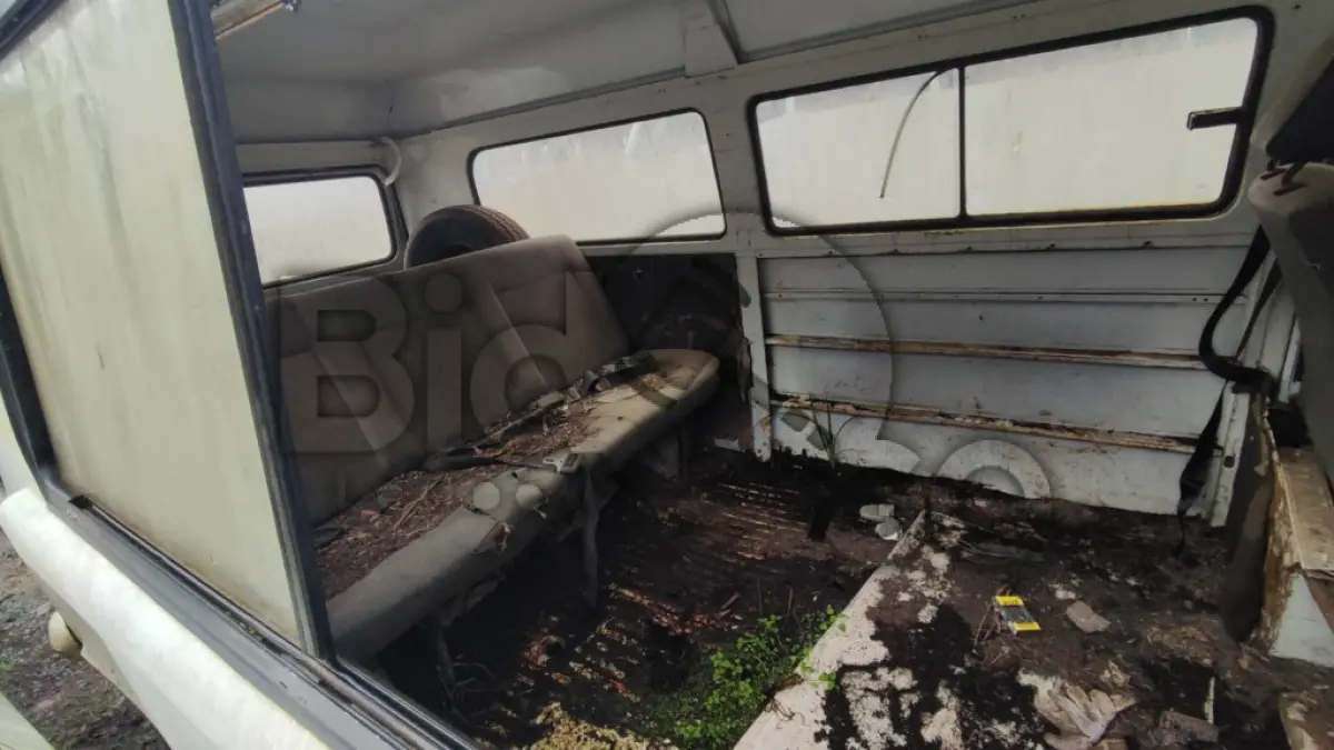 LOTE 008 - SUCATA - VW KOMBI COR BRANCA, PLACA IJQ-3882, TOMBO 19970 