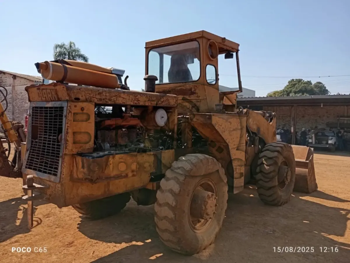 LOTE 005 - Máquina pesada Pá-carregadeira Michegan 55, sem ano identificado, Está em condições regular e em uso.