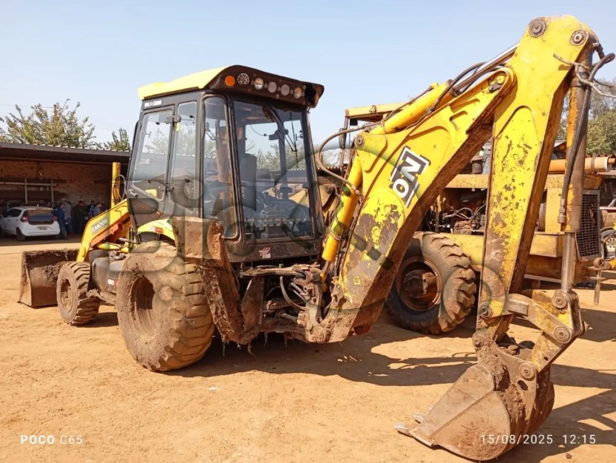 LOTE 003 - Máquina pesada Retroescavadeira Randon 4x4 RD 406 Nº 01 GABINADA ANO 2015, Está em condições regular e em uso