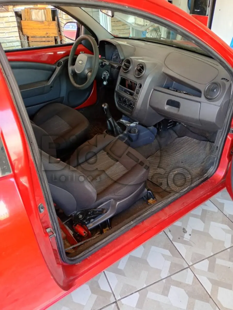 LOTE 008 - Composto por uma Máquina de Costura Traveti com motor eletrônico.